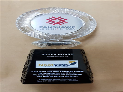 Fanshawe College, Canada, trao cúp Bạc cho Nhật Vinh ETS 